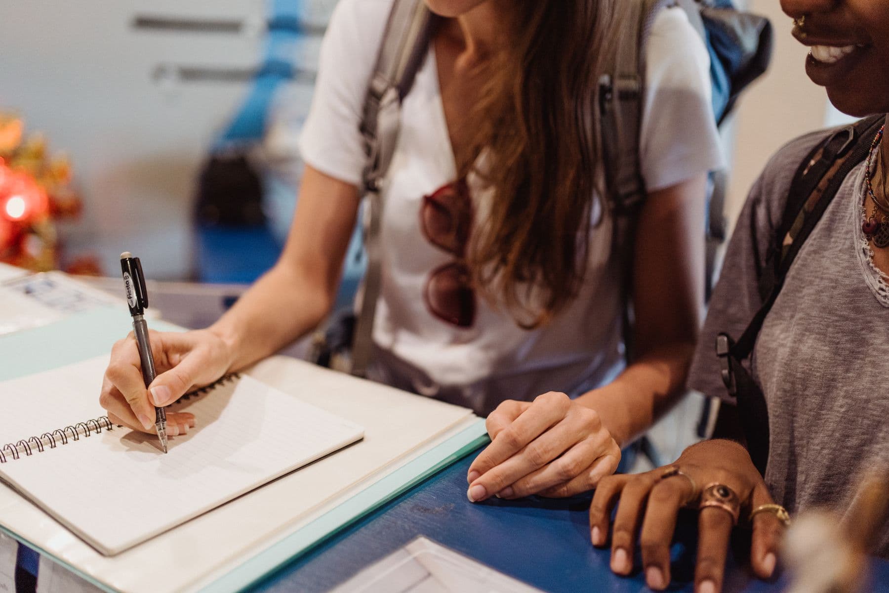 Duas estudantes organizando anotações durante uma sessão de preparação